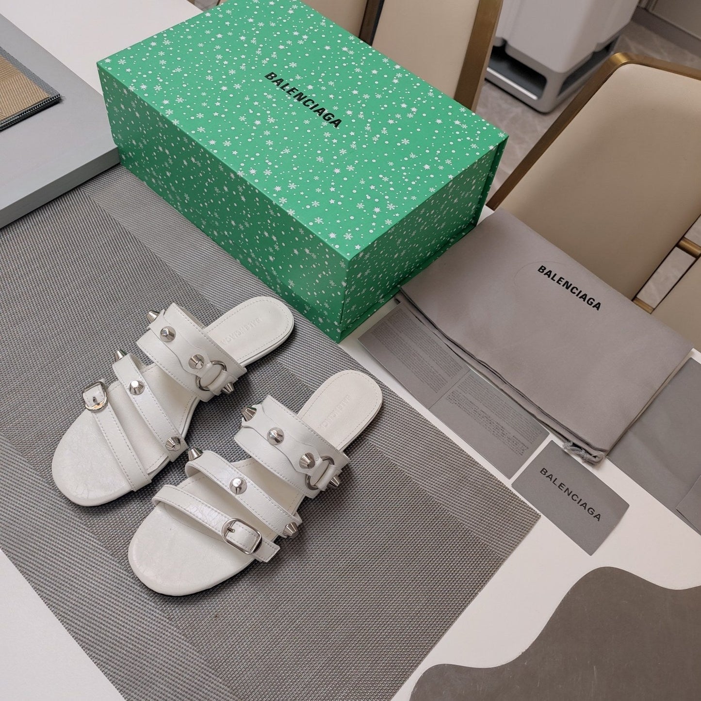 STRAPPY FLAT SANDALS IN WHITE STUDDED WAX-OIL SHEEPSKIN - 34