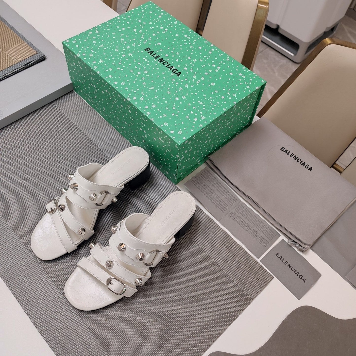STRAPPY MEDIUM HEELED SANDALS IN WHITE STUDDED WAX-OIL SHEEPSKIN - 34