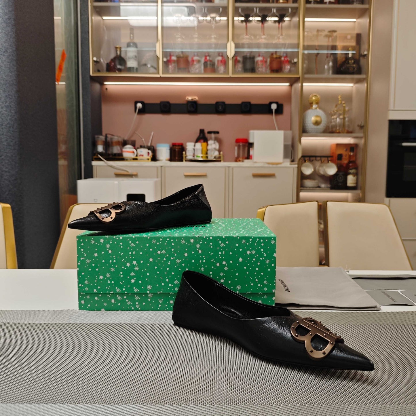 POINTED BALLET FLATS IN BLACK SHINY CRACKED SHEEPSKIN - 34