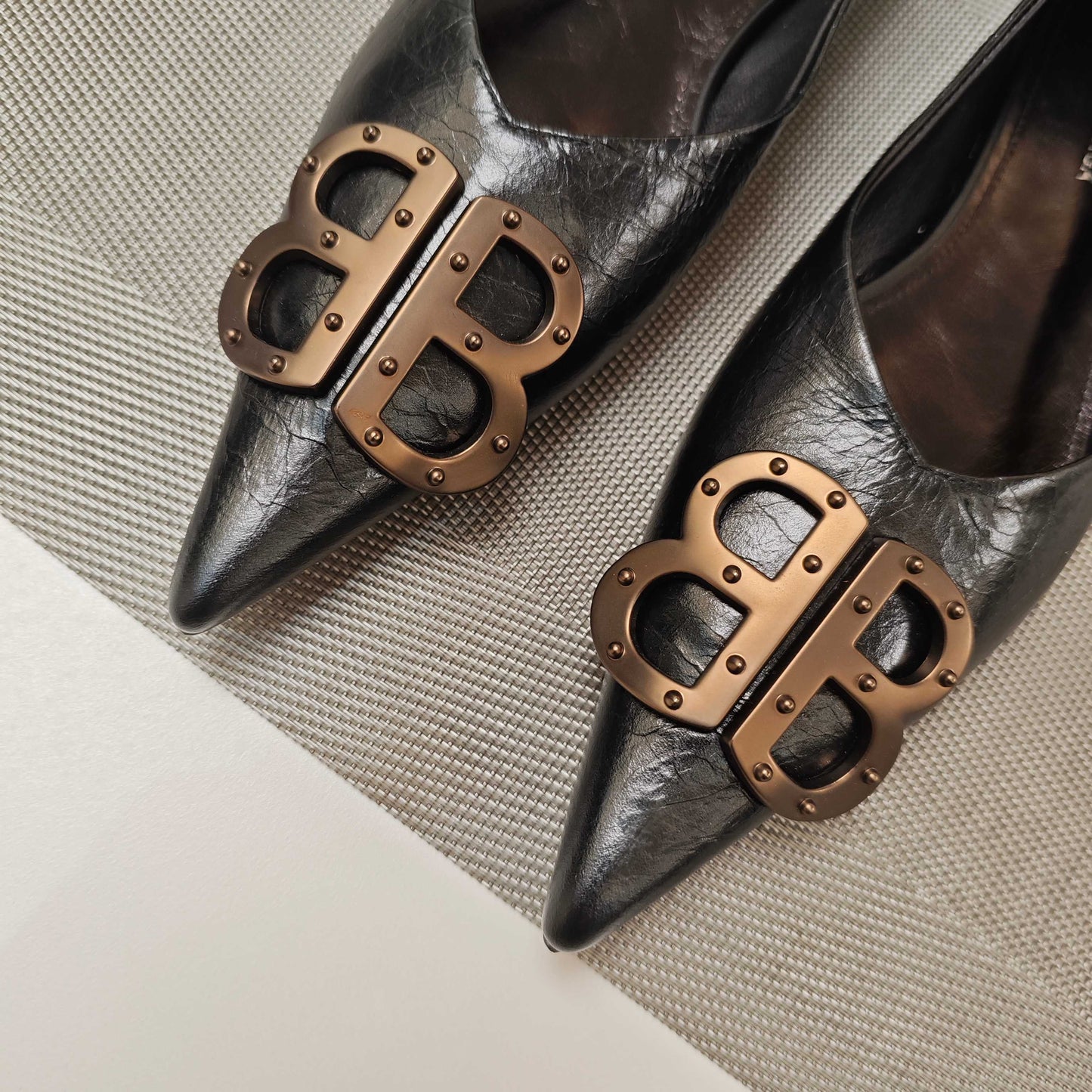 POINTED BALLET FLATS IN BLACK SHINY CRACKED SHEEPSKIN - 34
