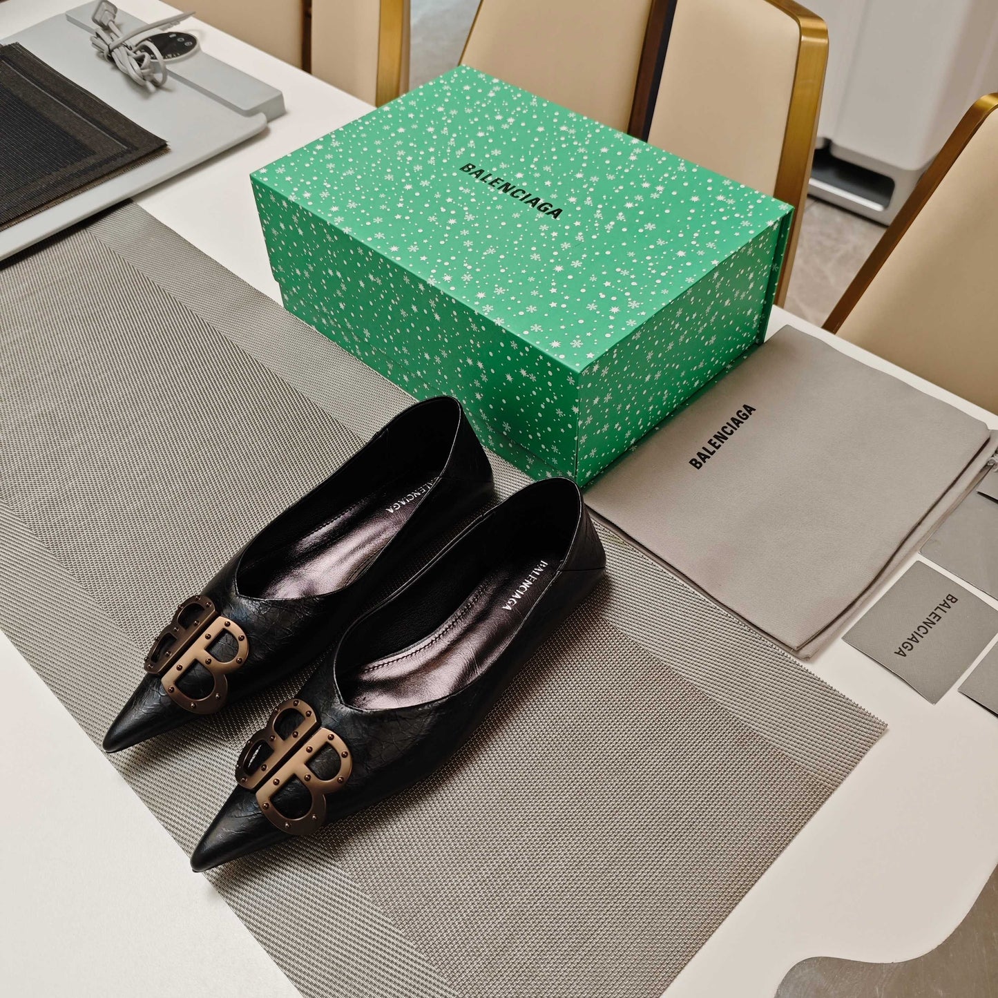 POINTED BALLET FLATS IN BLACK SHINY CRACKED SHEEPSKIN - 34