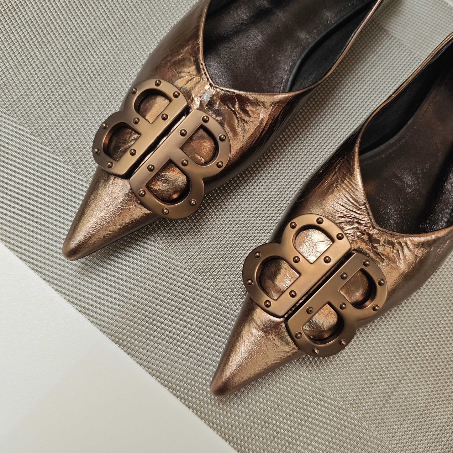 POINTED BALLET FLATS IN CHOCOLATE SHINY CRACKED SHEEPSKIN - 34