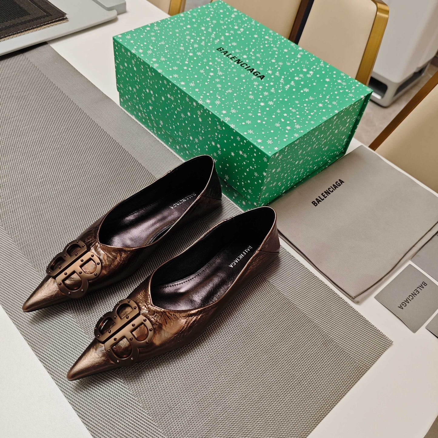 POINTED BALLET FLATS IN CHOCOLATE SHINY CRACKED SHEEPSKIN - 34