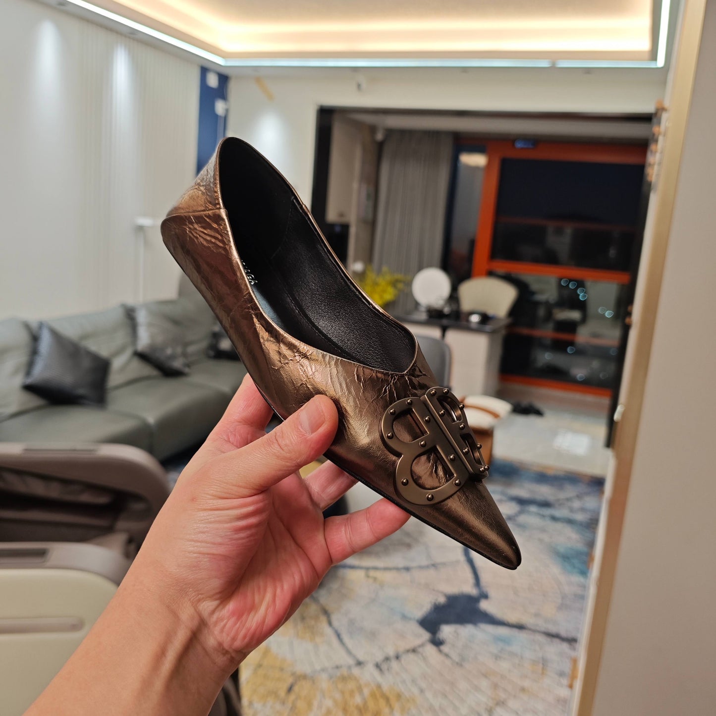 POINTED BALLET FLATS IN CHOCOLATE SHINY CRACKED SHEEPSKIN - 34