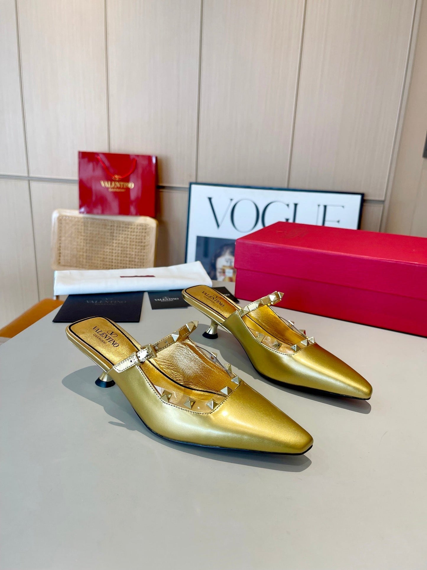 ROCKSTUD CAGED MULES 5 CM IN GOLD CALFSKIN - 34