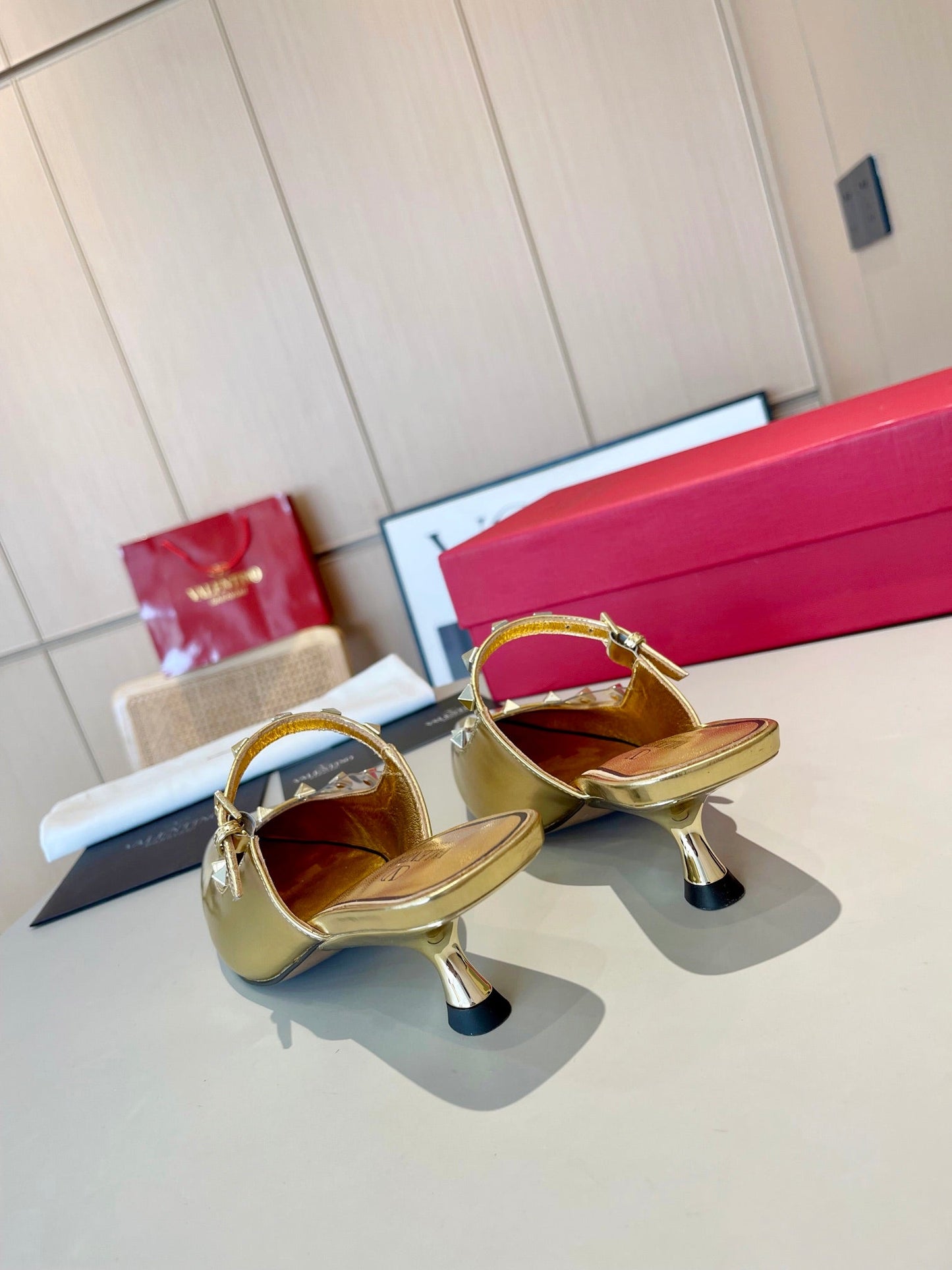 ROCKSTUD CAGED MULES 5 CM IN GOLD CALFSKIN - 34