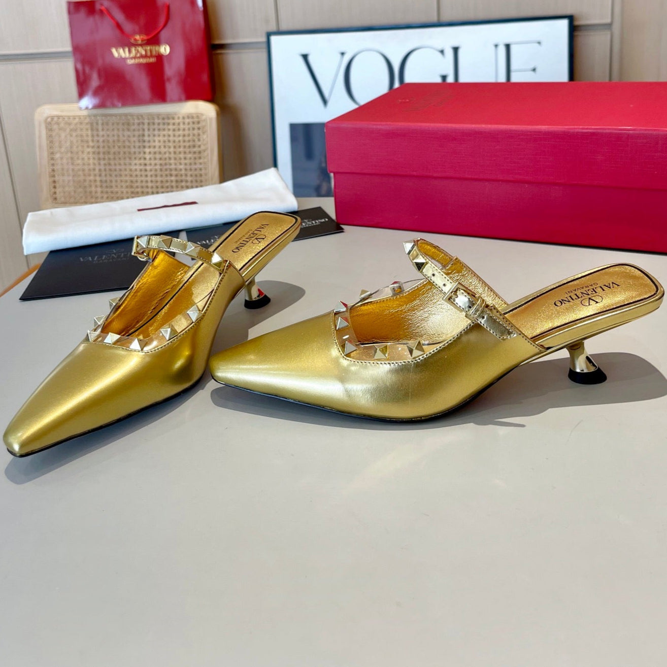 ROCKSTUD CAGED MULES 5 CM IN GOLD CALFSKIN - 34