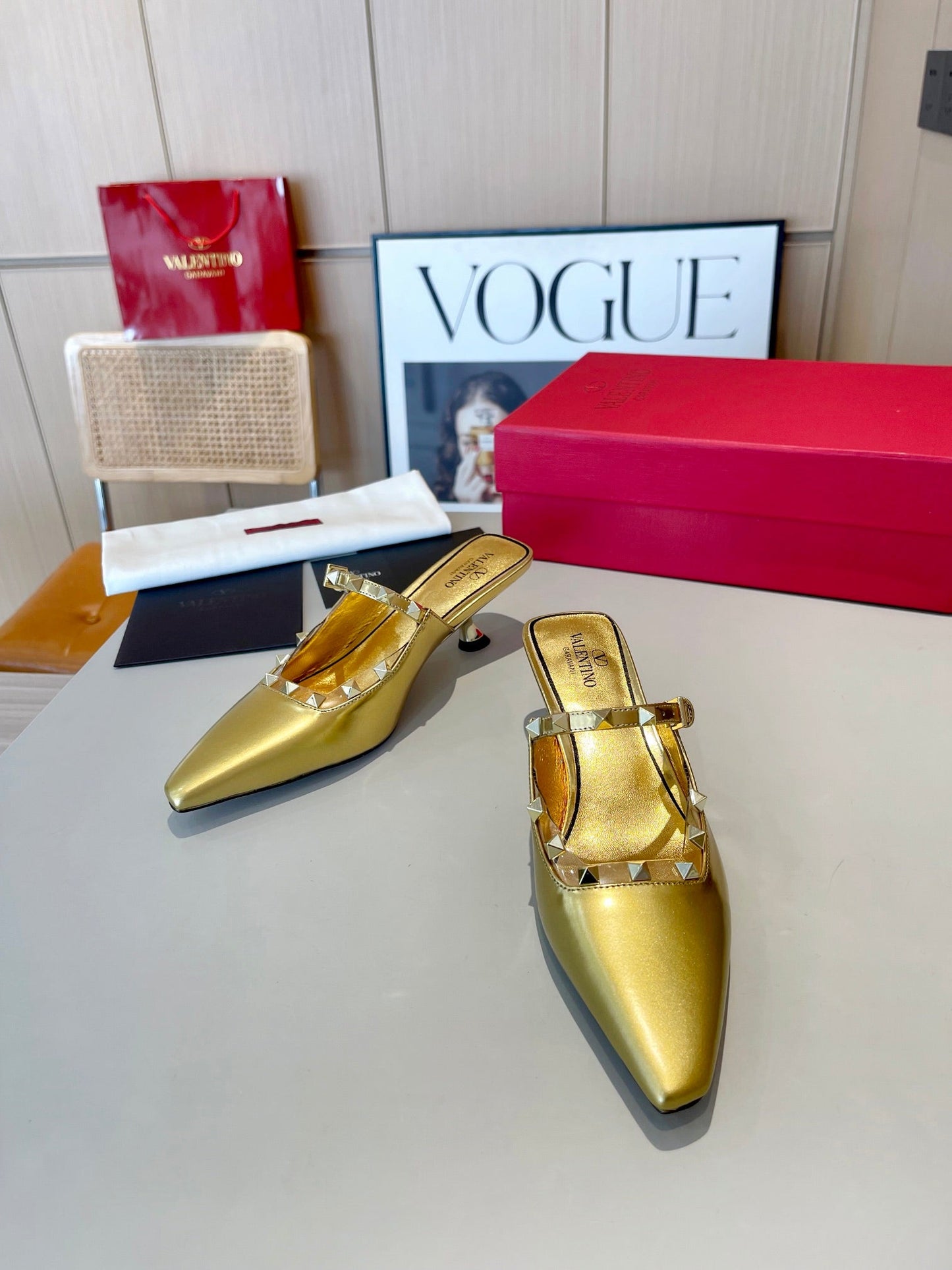 ROCKSTUD CAGED MULES 5 CM IN GOLD CALFSKIN - 34