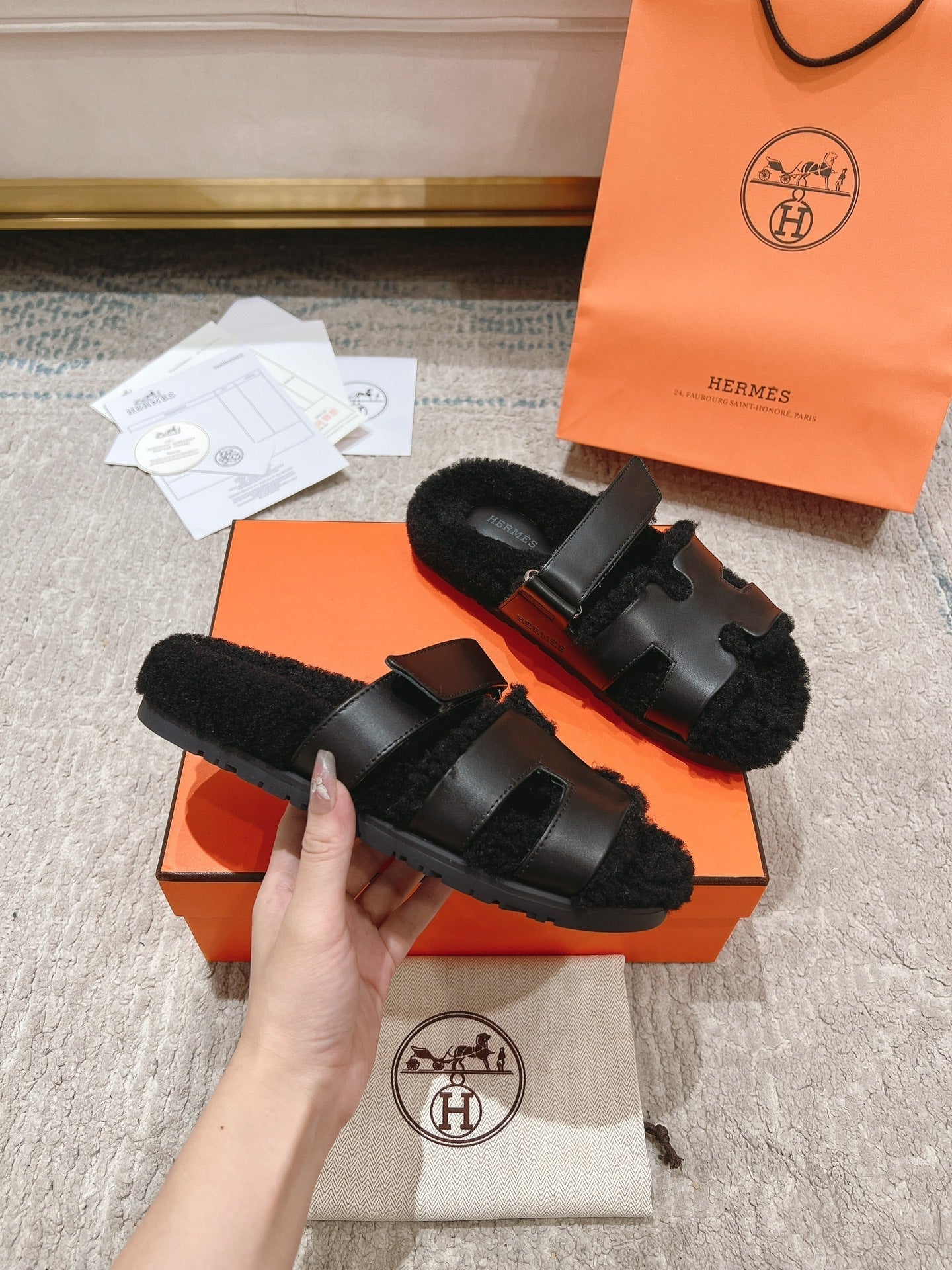 CHYPRE SANDAL IN BLACK SHEARLING AND CALFSKIN - 35