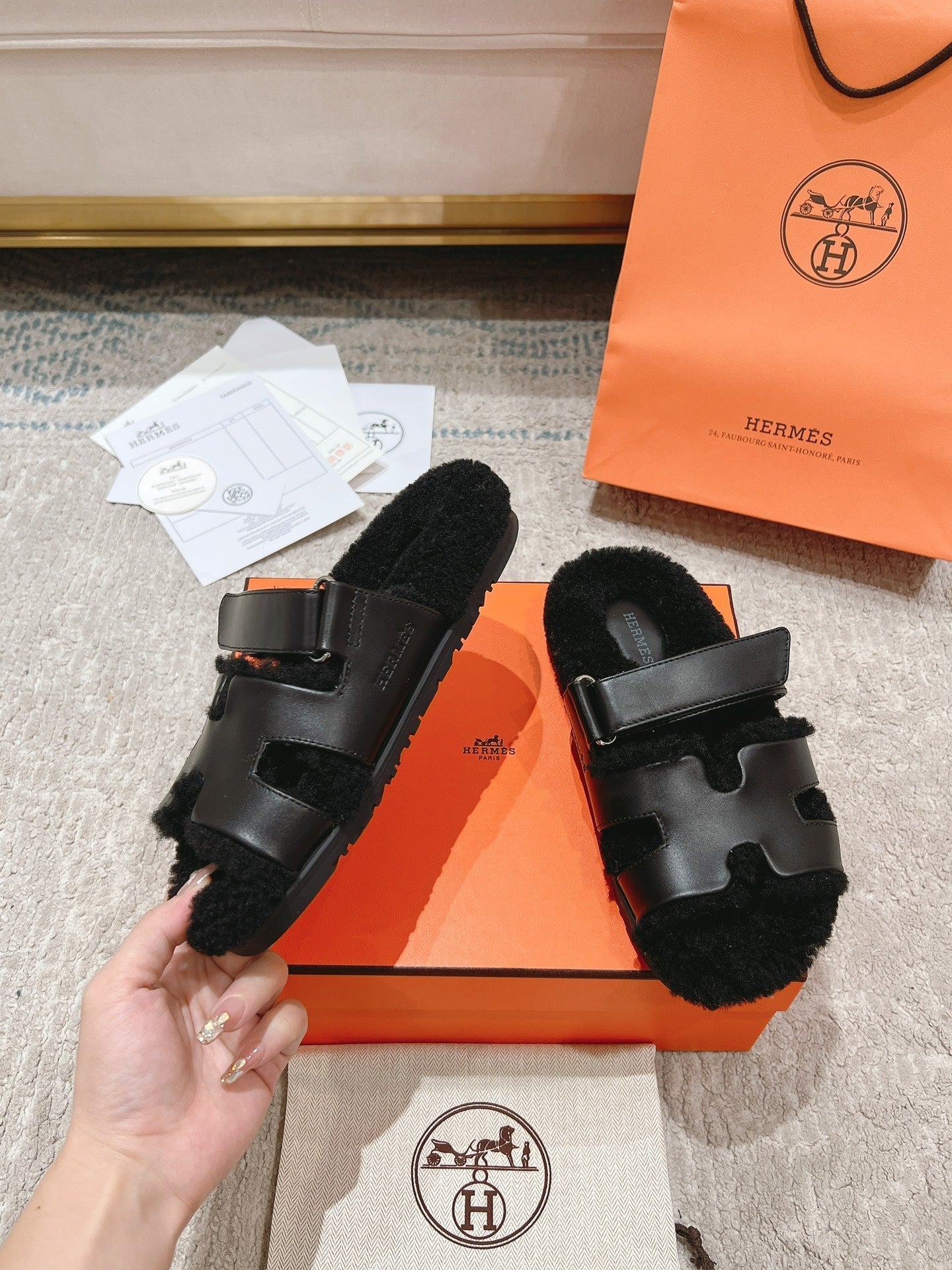 CHYPRE SANDAL IN BLACK SHEARLING AND CALFSKIN - 35