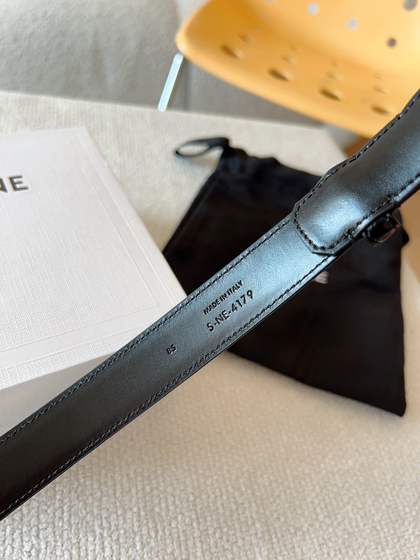 BELT 25MM TRIOMPHE LOGO CUT-OUT IN SMOOTH BLACK CALFSKIN WITH GOLD BUCKLE - 30
