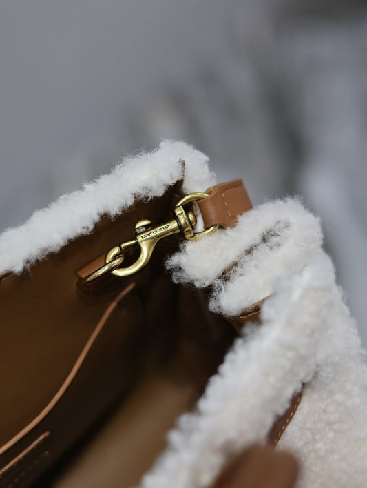 SAC DE JOUR 22 З БІЛОЇ ОВЧИНИ ТА ОБРОБКОЮ З КОРИЧНЕВОЇ ТЕЛЯЧОЇ ШКІРИ