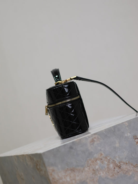 GABY MINI VANITY 18 З ЧОРНОЇ ГЛЯНЦЕВОЇ ОВЕЧОЇ ШКІРИ З ФУРНІТУРОЮ ЗІ ЗОЛОТА