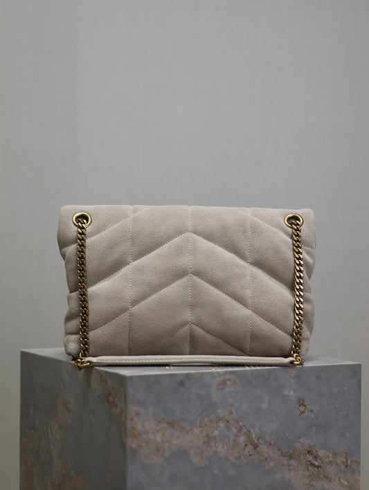 YSL 25S LOULOU PUFFER MM 29 ЗІ ШКІРИ SMOKEY TAUPE, ФУРНІТУРА ЗОЛОТОГО КОЛЬОРУ