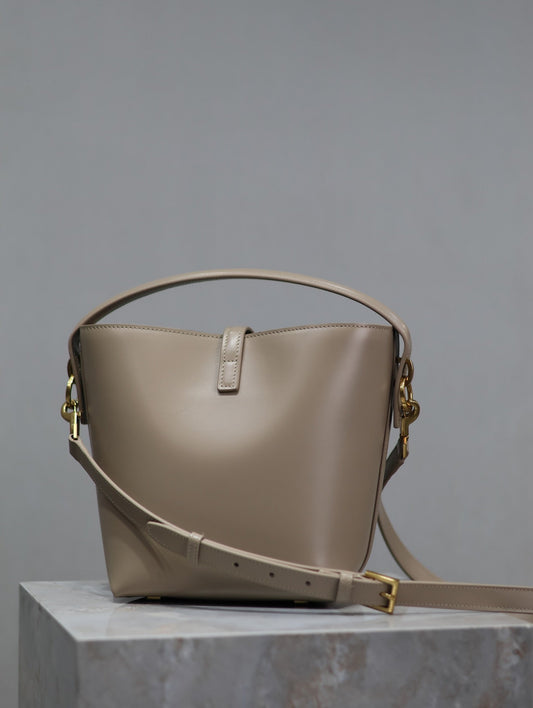 YSL 25S LE 37 BUCKET 20 З ТЕЛЯЧОЇ ШКІРИ БЕЖЕВОГО КОЛЬОРУ ІЗ ЗОЛОТОЮ ФУРНІТУРОЮ
