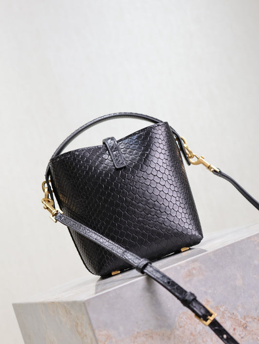 YSL 25S LE 37 ВІДРО 15 З ЧОРНОЇ ТЕЛЯЧОЇ ШКІРИ З ТИСНЕННЯМ ПІД ЗМІЇНУ ШКІРУ З ФУРНІТУРОЮ ЗОЛОТОГО КОЛЬОРУ
