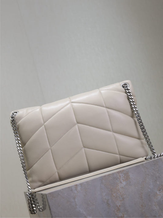 YSL 25S LOULOU PUFFER GM 35 ЗІ ШКІРИ ТЕЛЯТИ КОЛЬОРУ SMOKEY TAUPE ЗІ СРІБНОЮ ФУРНІТУРОЮ