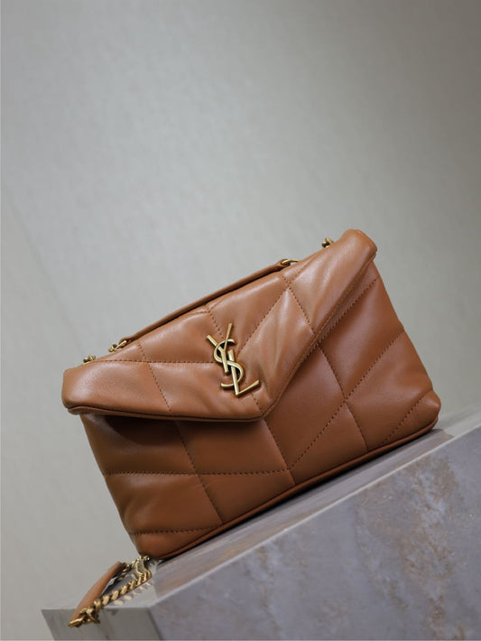 YSL 25S LOULOU PUFFER MINI 23 З ТЕЛЯЧОЇ ШКІРИ КОЛЬОРУ КАРАМЕЛІ ІЗ ЗОЛОТОЮ ФУРНІТУРОЮ