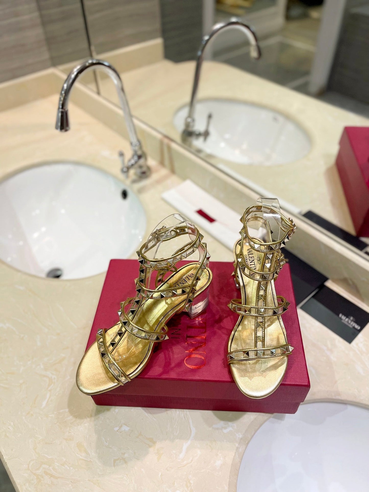 ROCKSTUD SANDAL WITH STRAP IN GOLD CALFSKIN 60 MM - 34