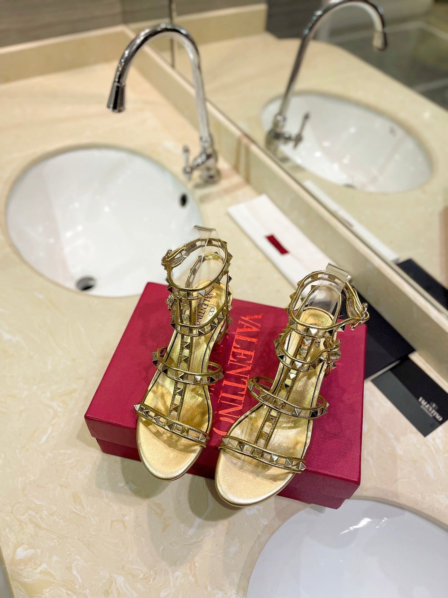 ROCKSTUD SANDAL WITH STRAP IN GOLD CALFSKIN 60 MM - 34