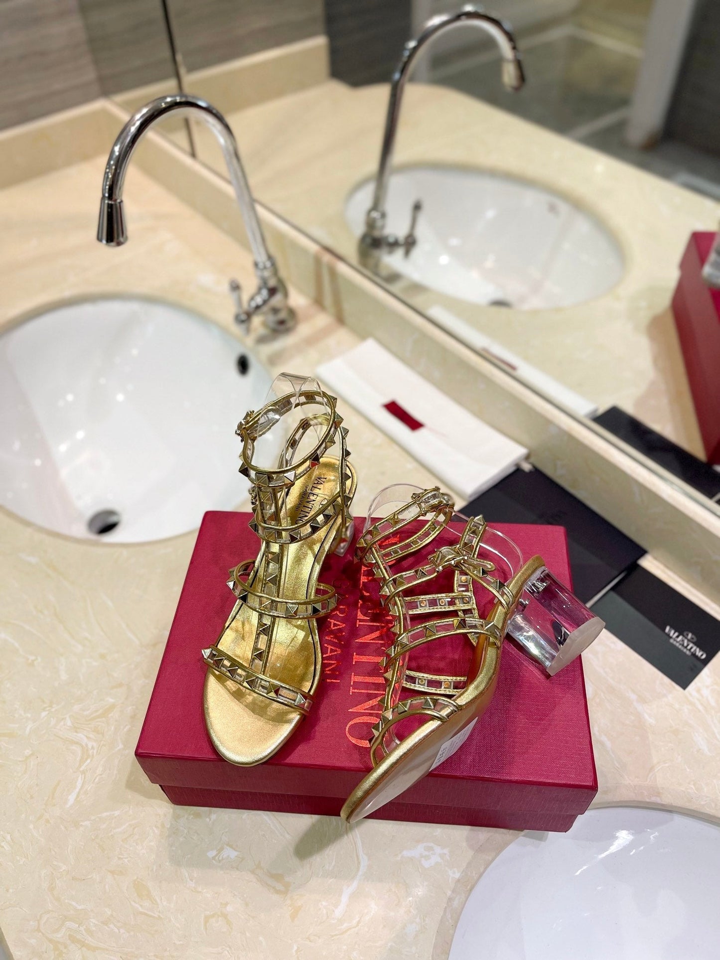 ROCKSTUD SANDAL WITH STRAP IN GOLD CALFSKIN 60 MM - 34