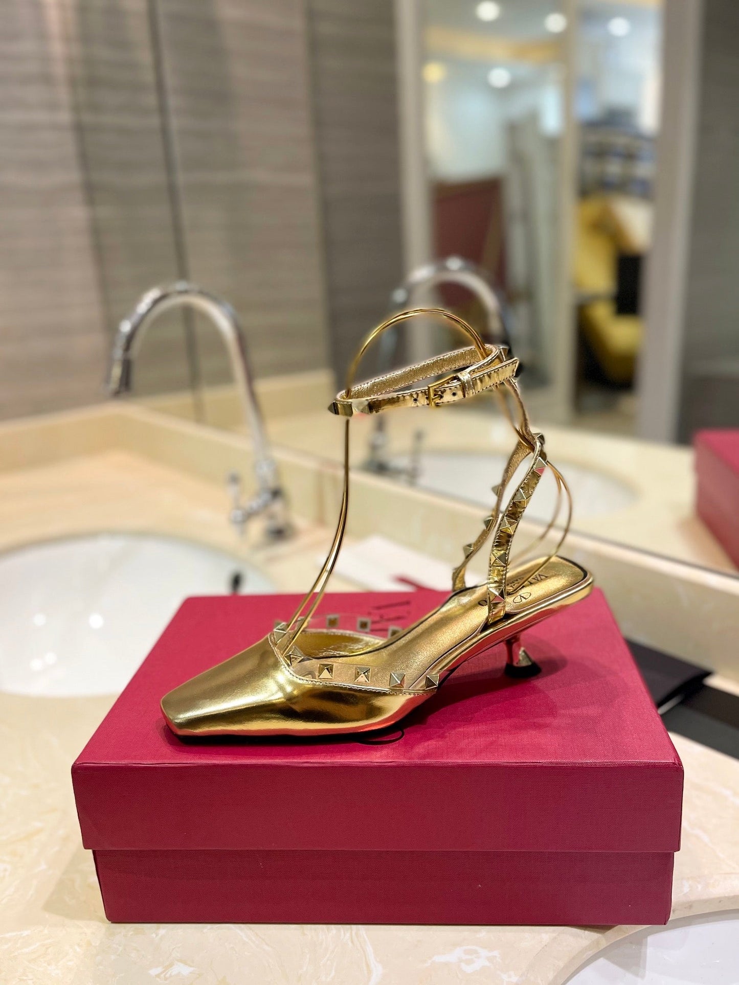 ROCKSTUD SLINGBACK IN GOLD CALFSKIN 50MM - 34
