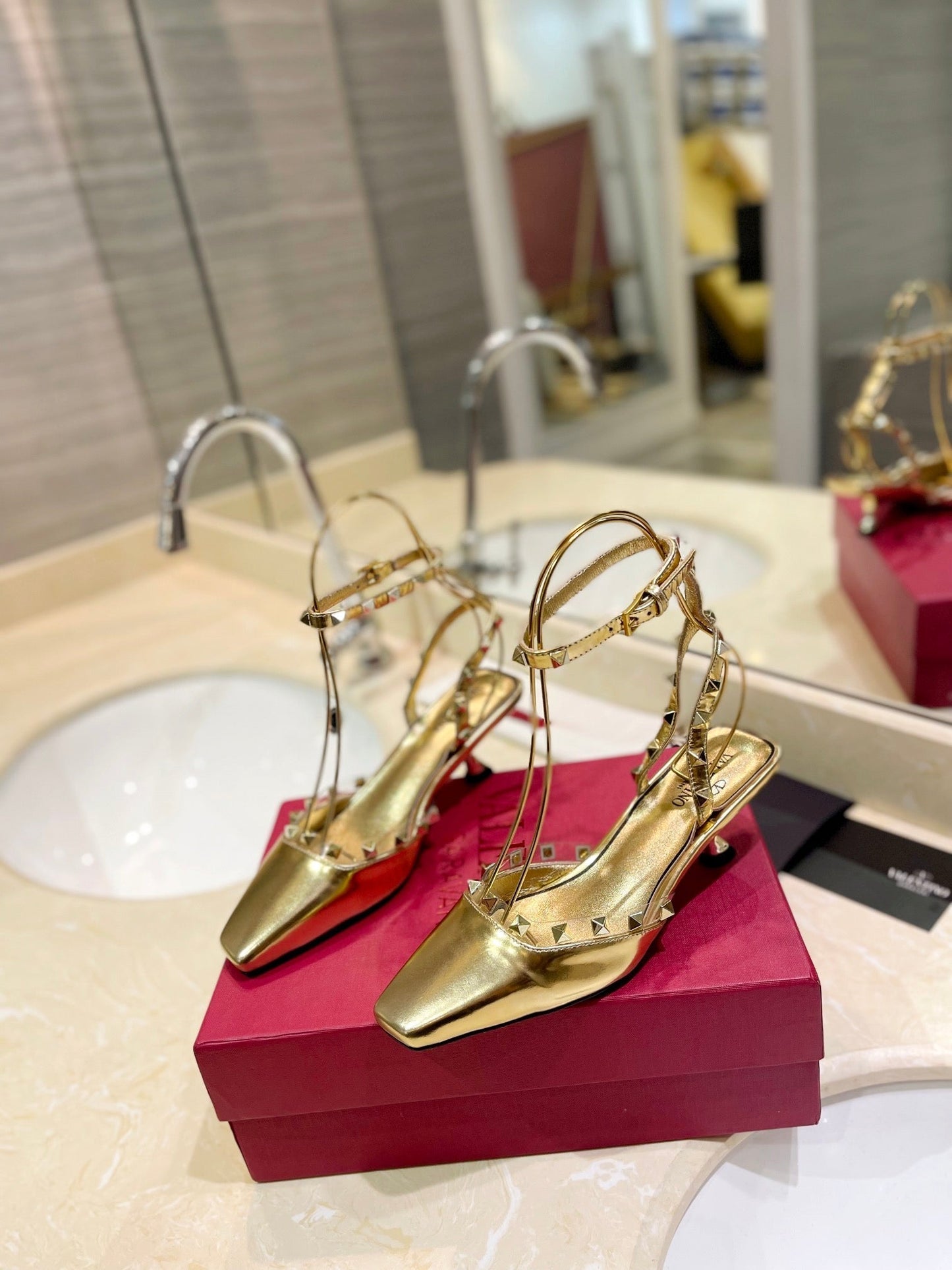ROCKSTUD SLINGBACK IN GOLD CALFSKIN 50MM - 34
