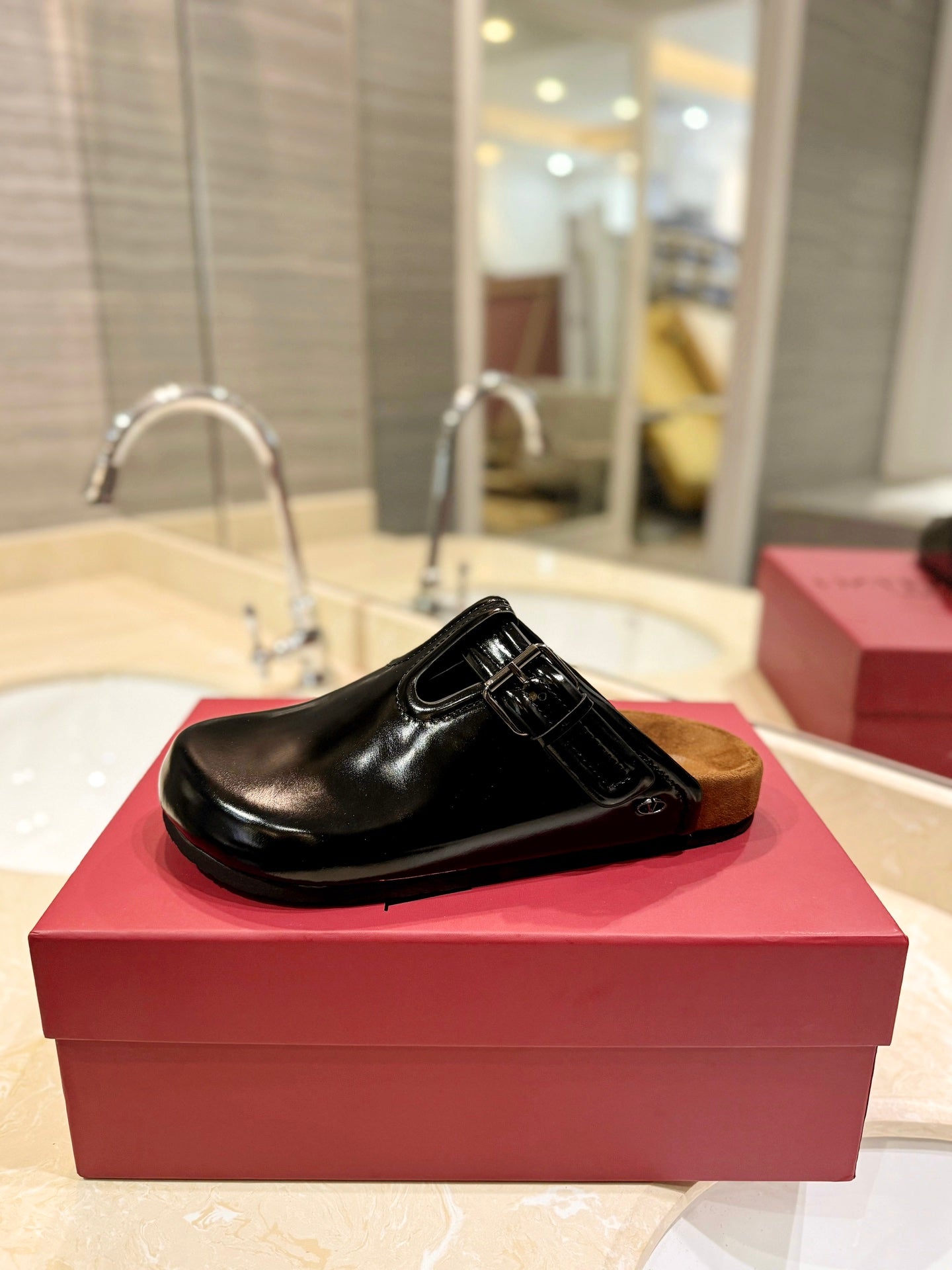FUSSFRIEND BLACK PATENT CALFSKIN LEATHER SABOT - 35