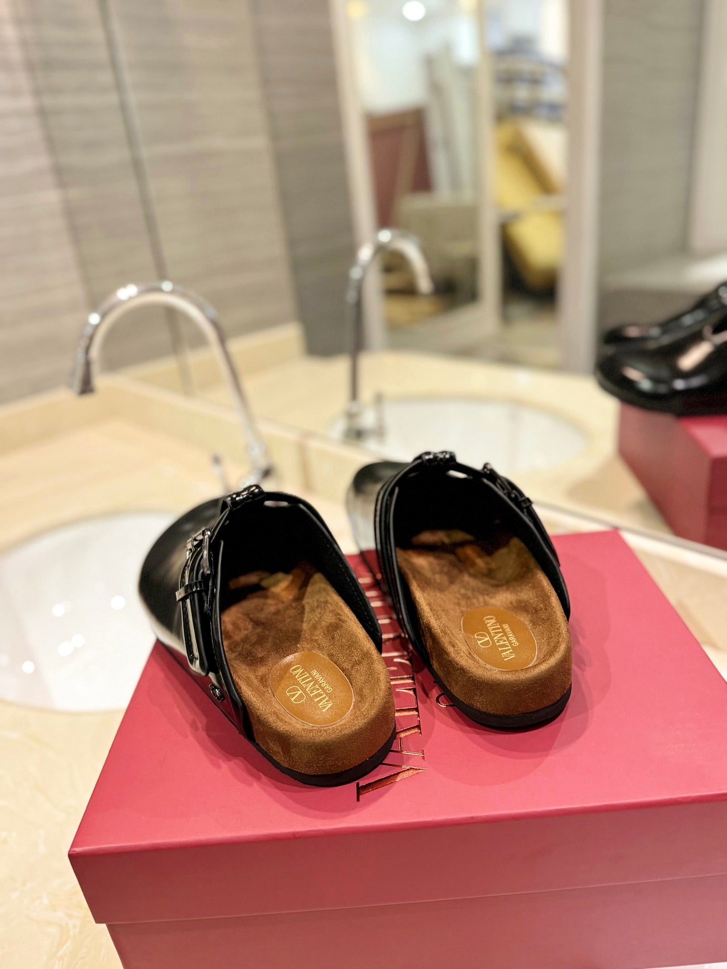 FUSSFRIEND BLACK PATENT CALFSKIN LEATHER SABOT - 35
