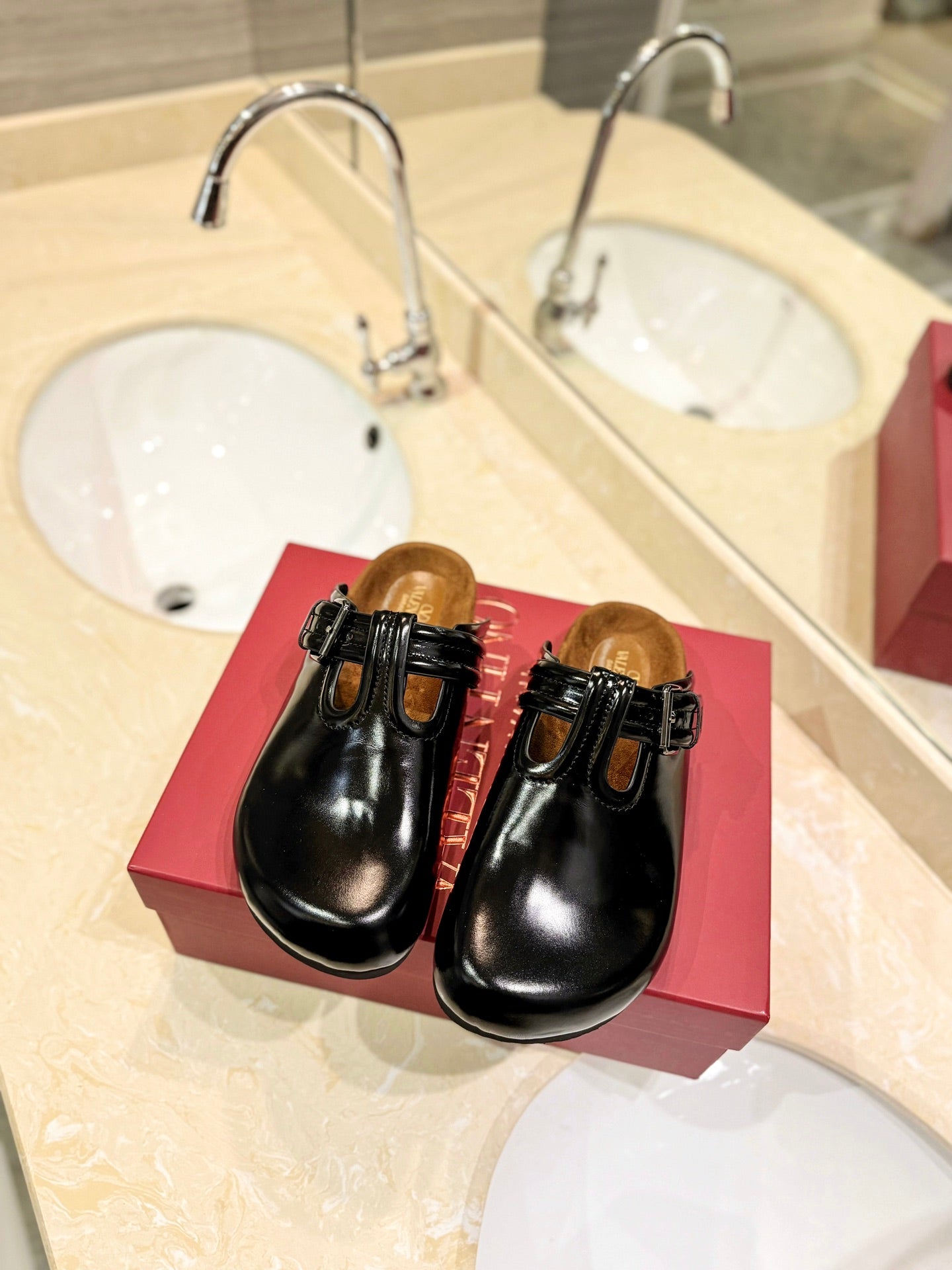FUSSFRIEND BLACK PATENT CALFSKIN LEATHER SABOT - 35