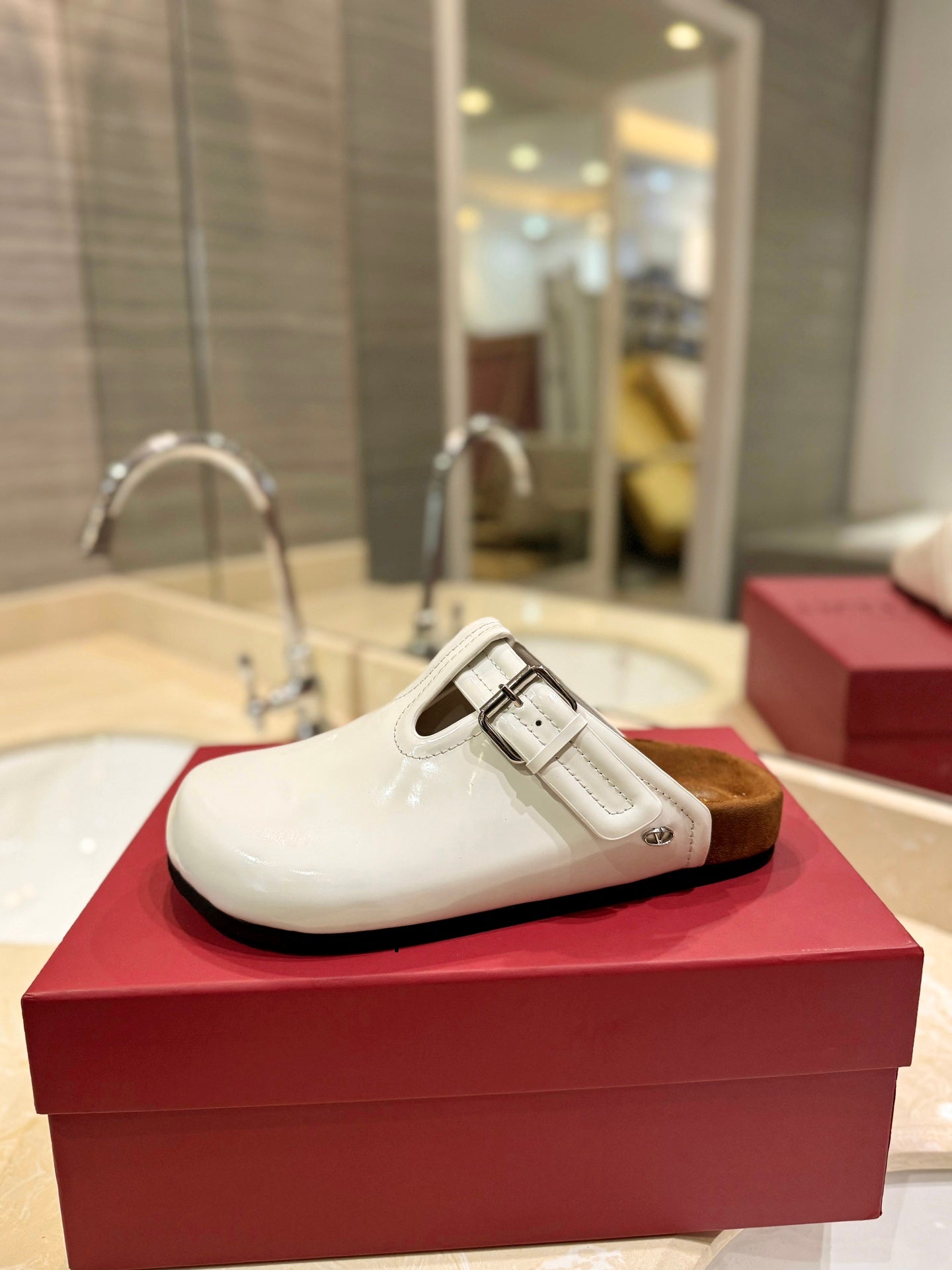 FUSSFRIEND WHITE PATENT CALFSKIN LEATHER SABOT - 35