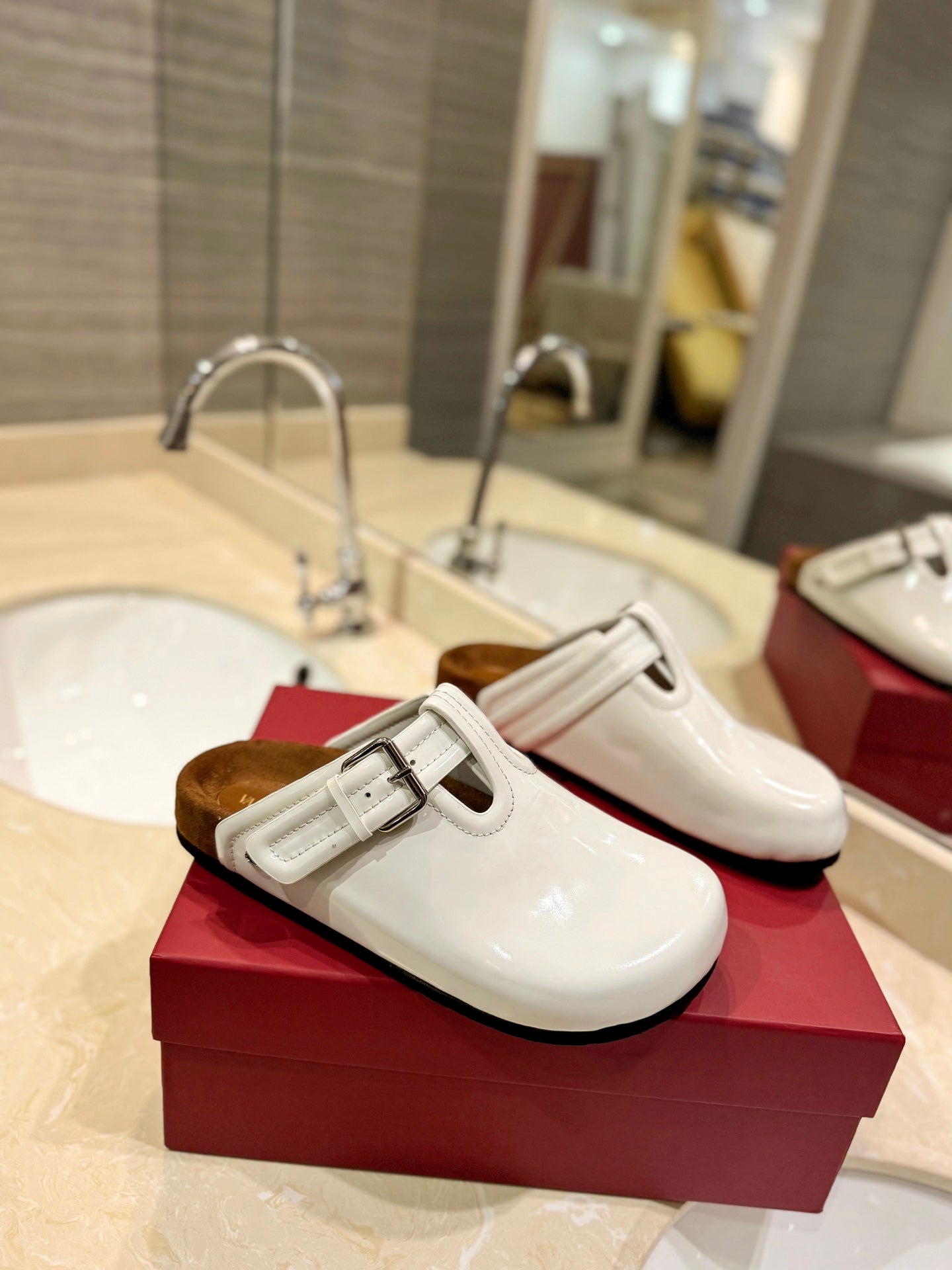 FUSSFRIEND WHITE PATENT CALFSKIN LEATHER SABOT - 35