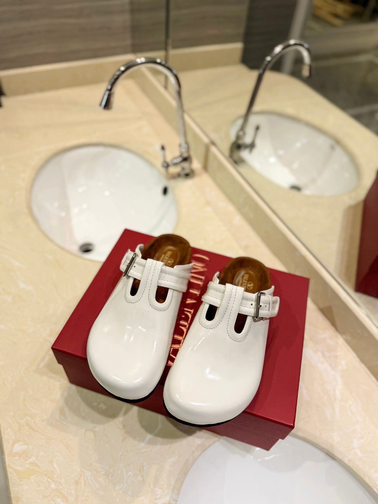 FUSSFRIEND WHITE PATENT CALFSKIN LEATHER SABOT - 35