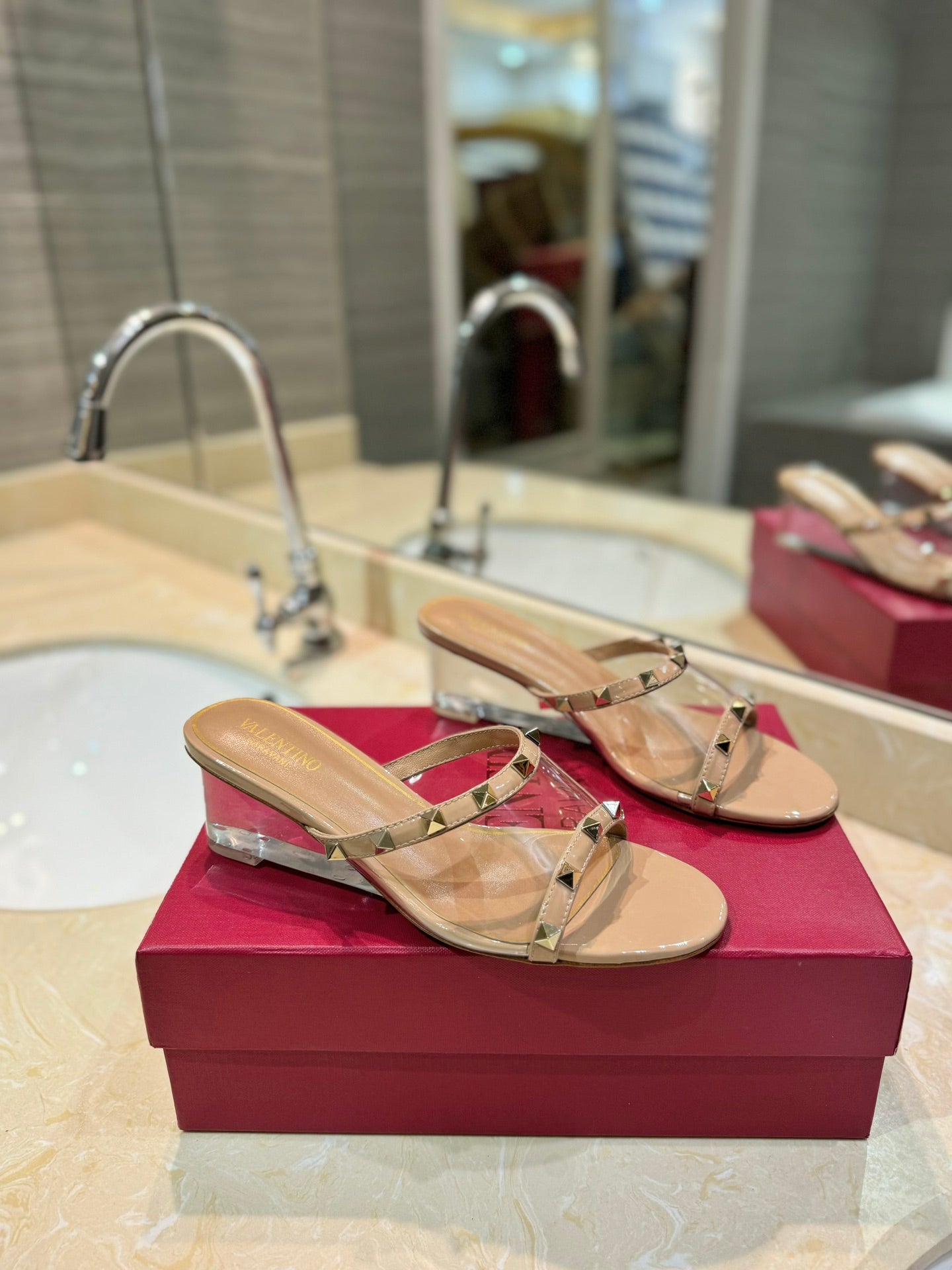 ROCKSTUD MULE SANDALS IN CAMEL BROWN CALFSKIN AND TRANSPARENT PVC FILM - 34
