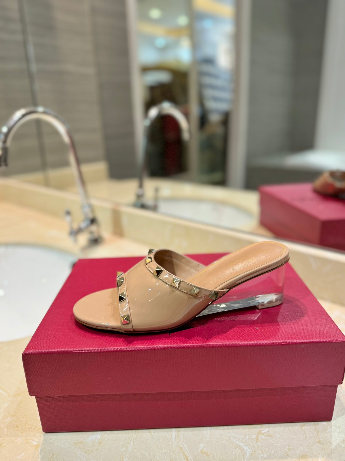 ROCKSTUD MULE SANDALS WITH TRANSPARENT HEEL IN SAND BROWN CALFSKIN - 34