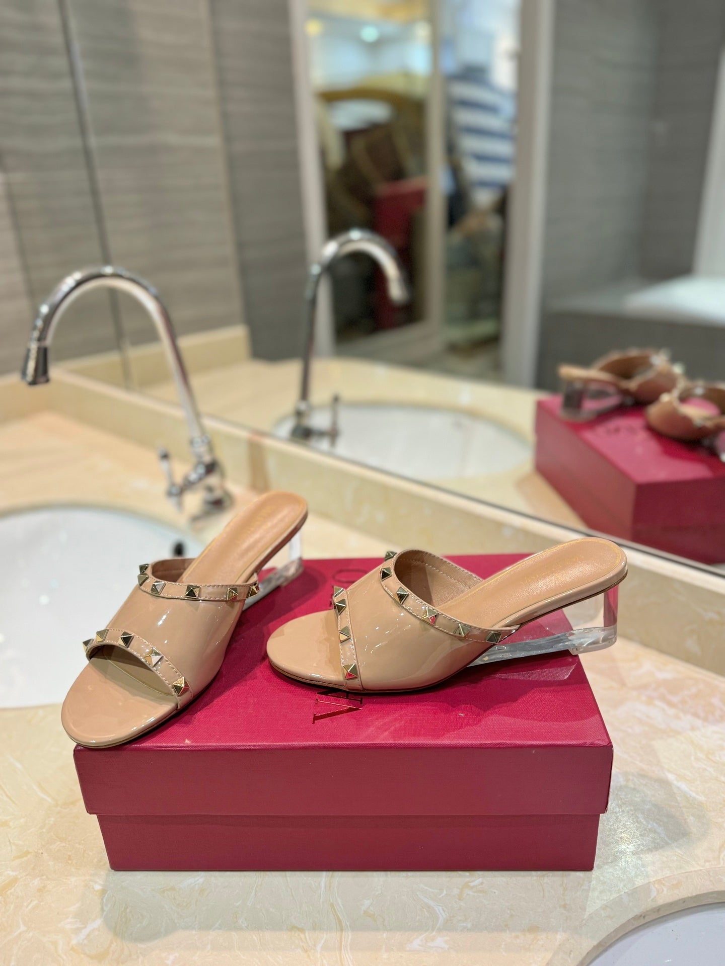 ROCKSTUD MULE SANDALS WITH TRANSPARENT HEEL IN SAND BROWN CALFSKIN - 34
