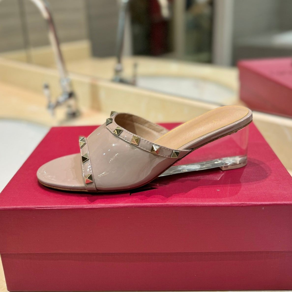 ROCKSTUD MULE SANDALS WITH TRANSPARENT HEEL IN CREPE PINK CALFSKIN - 34