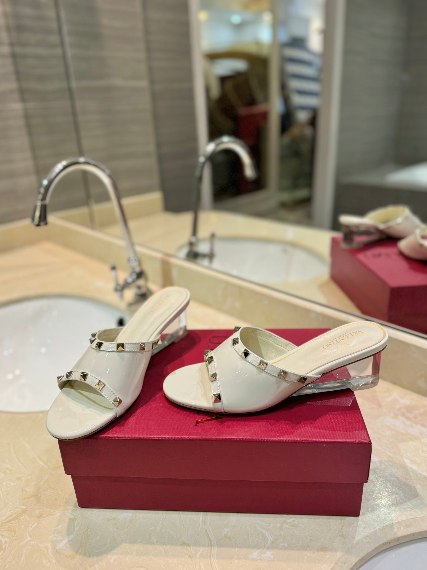 ROCKSTUD MULE SANDALS WITH TRANSPARENT HEEL IN WHITE CALFSKIN - 34