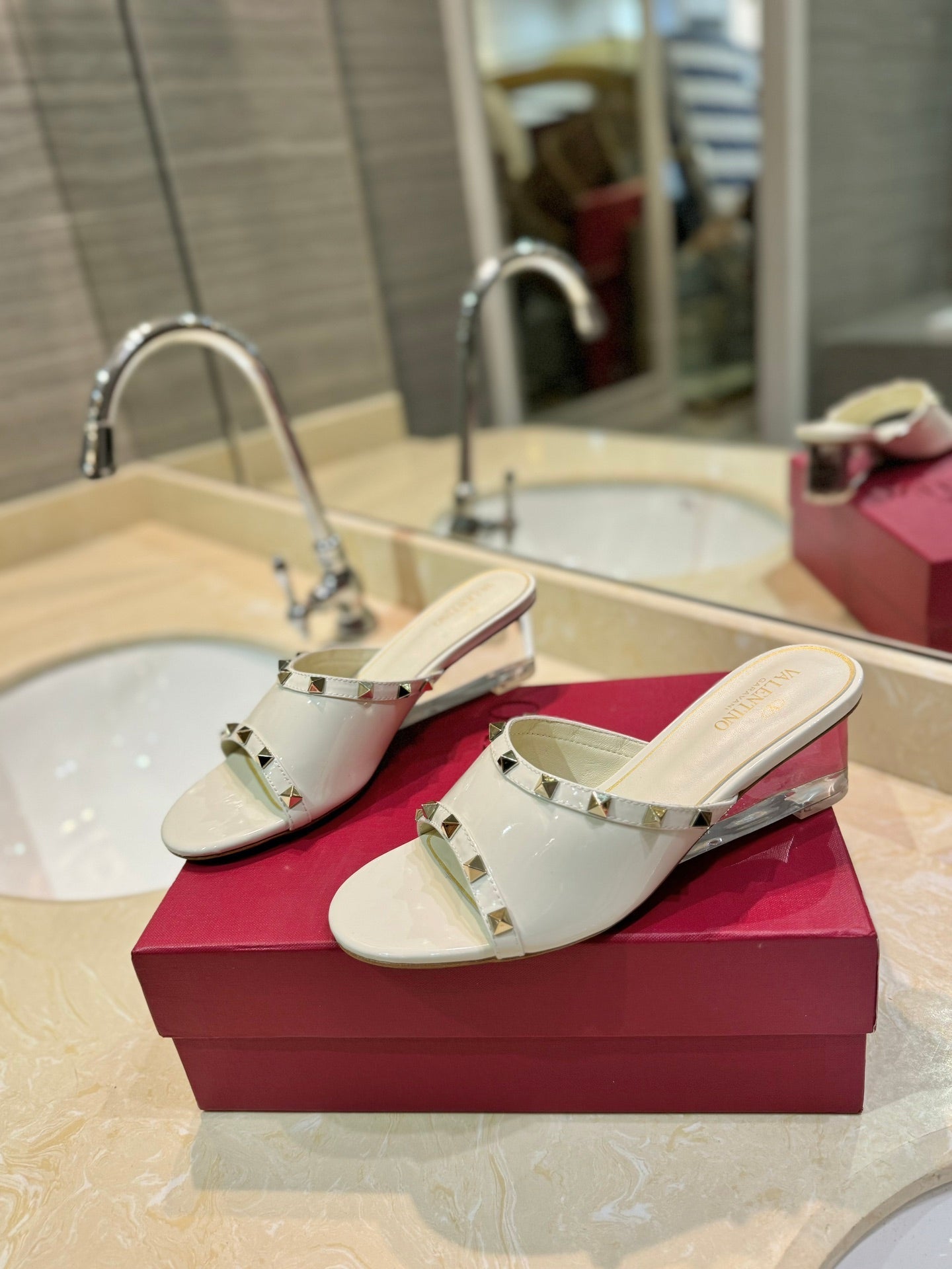 ROCKSTUD MULE SANDALS WITH TRANSPARENT HEEL IN WHITE CALFSKIN - 34