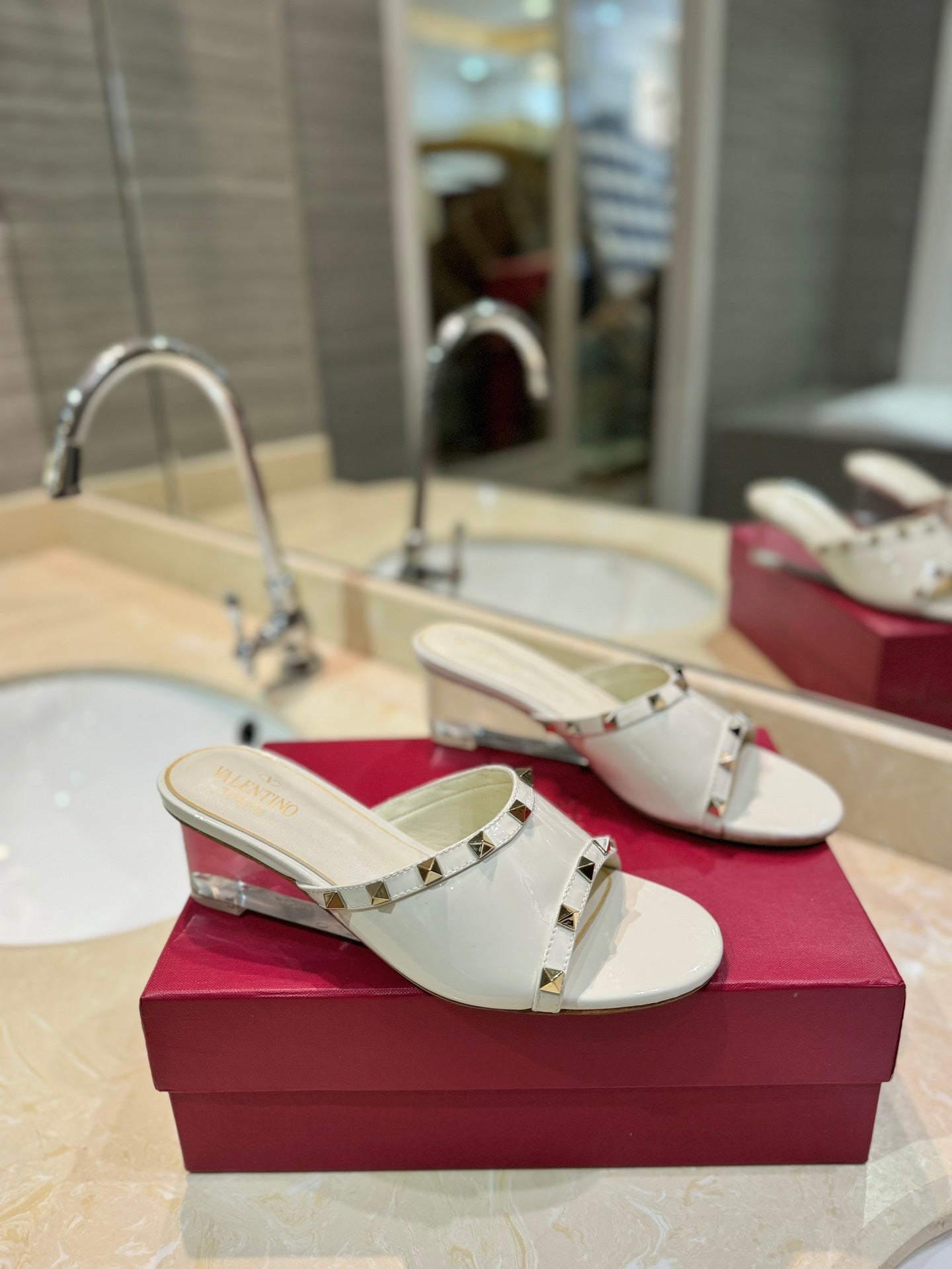 ROCKSTUD MULE SANDALS WITH TRANSPARENT HEEL IN WHITE CALFSKIN - 34