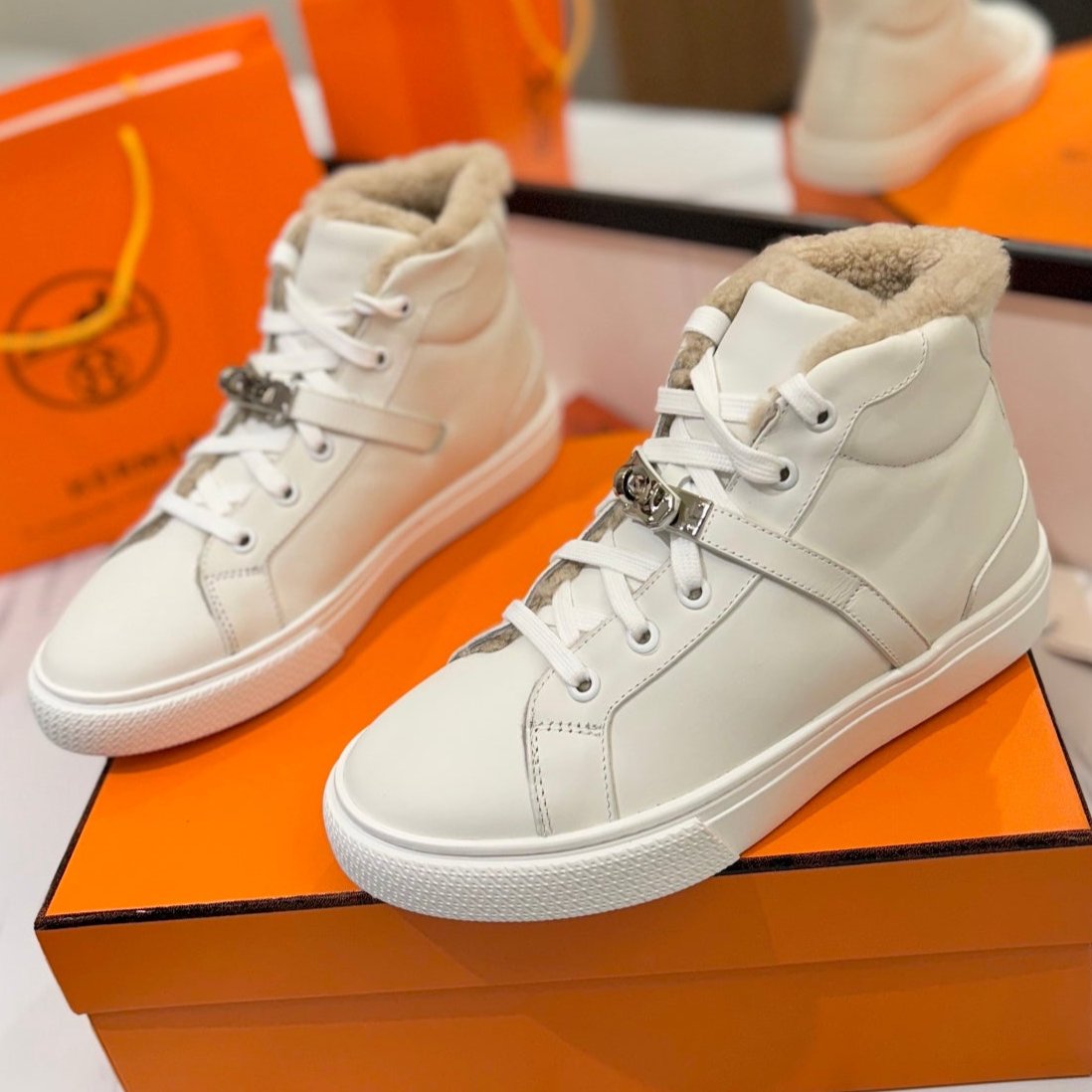 CHEALSEA BOOTS IN WHITE CALFSKIN AND FLEECE LINING - 35