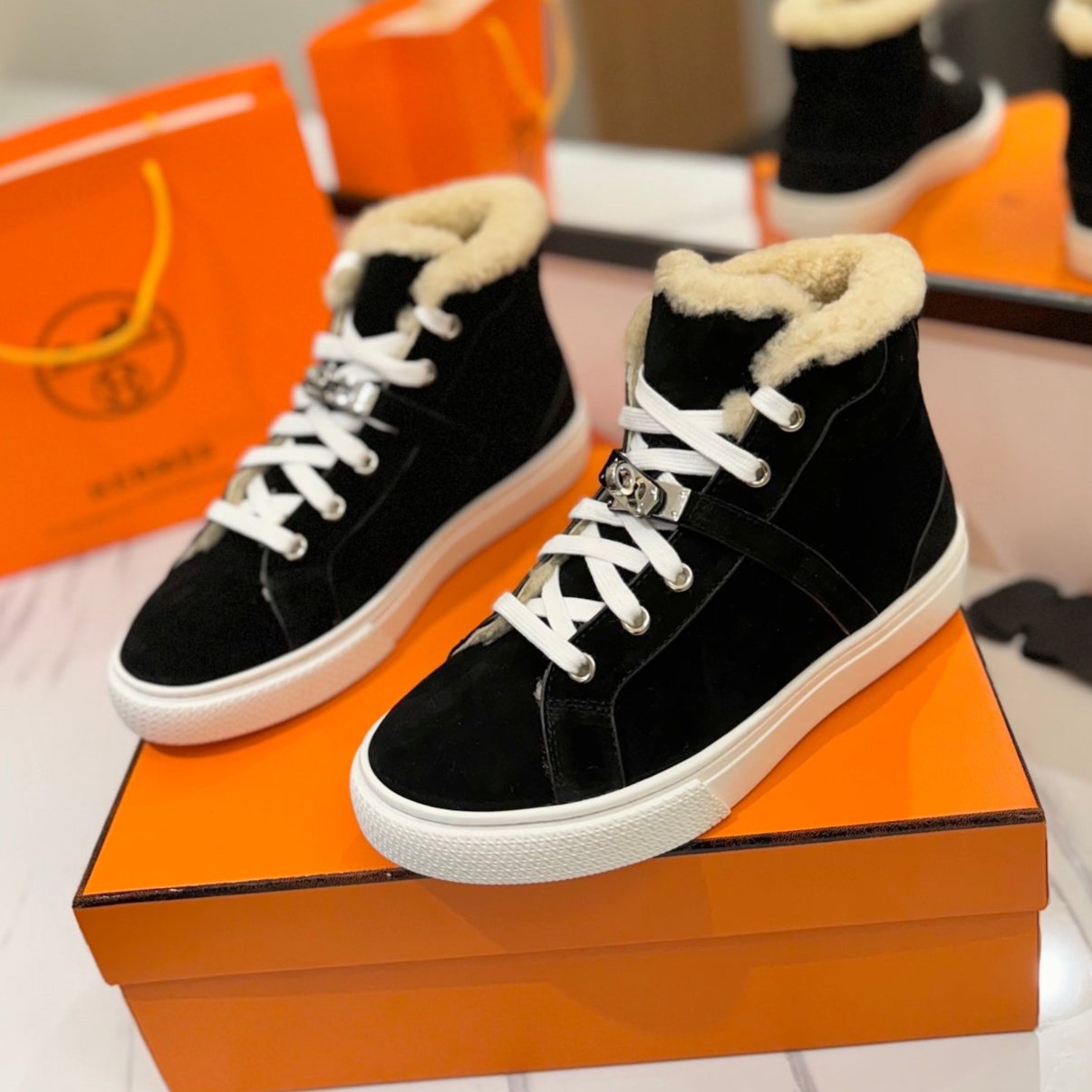 CHEALSEA BOOTS IN BLACK SUEDE AND FLEECE LINING - 35