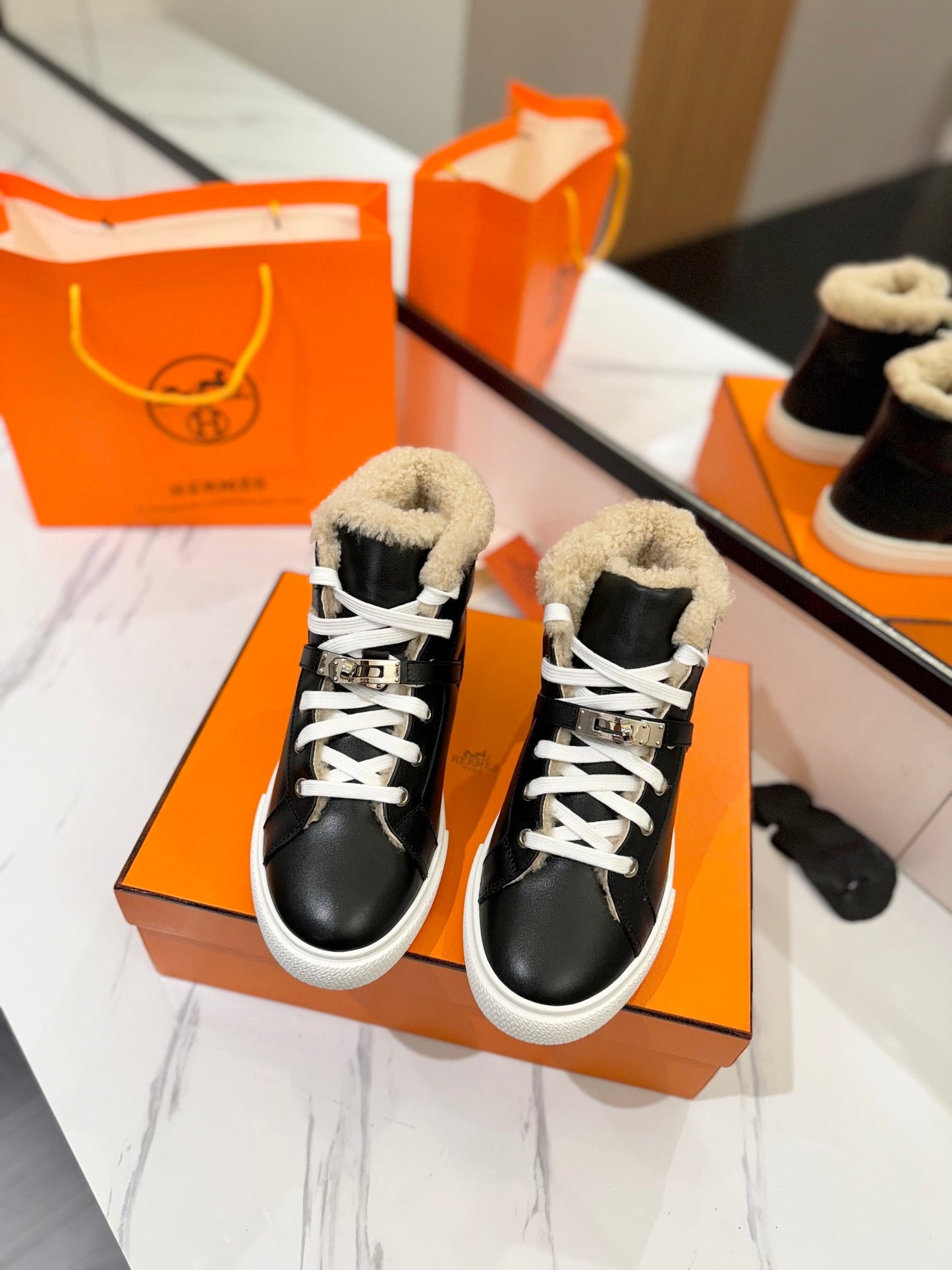CHEALSEA BOOTS IN BLACK LAMBSKIN AND FLEECE LINING - 35