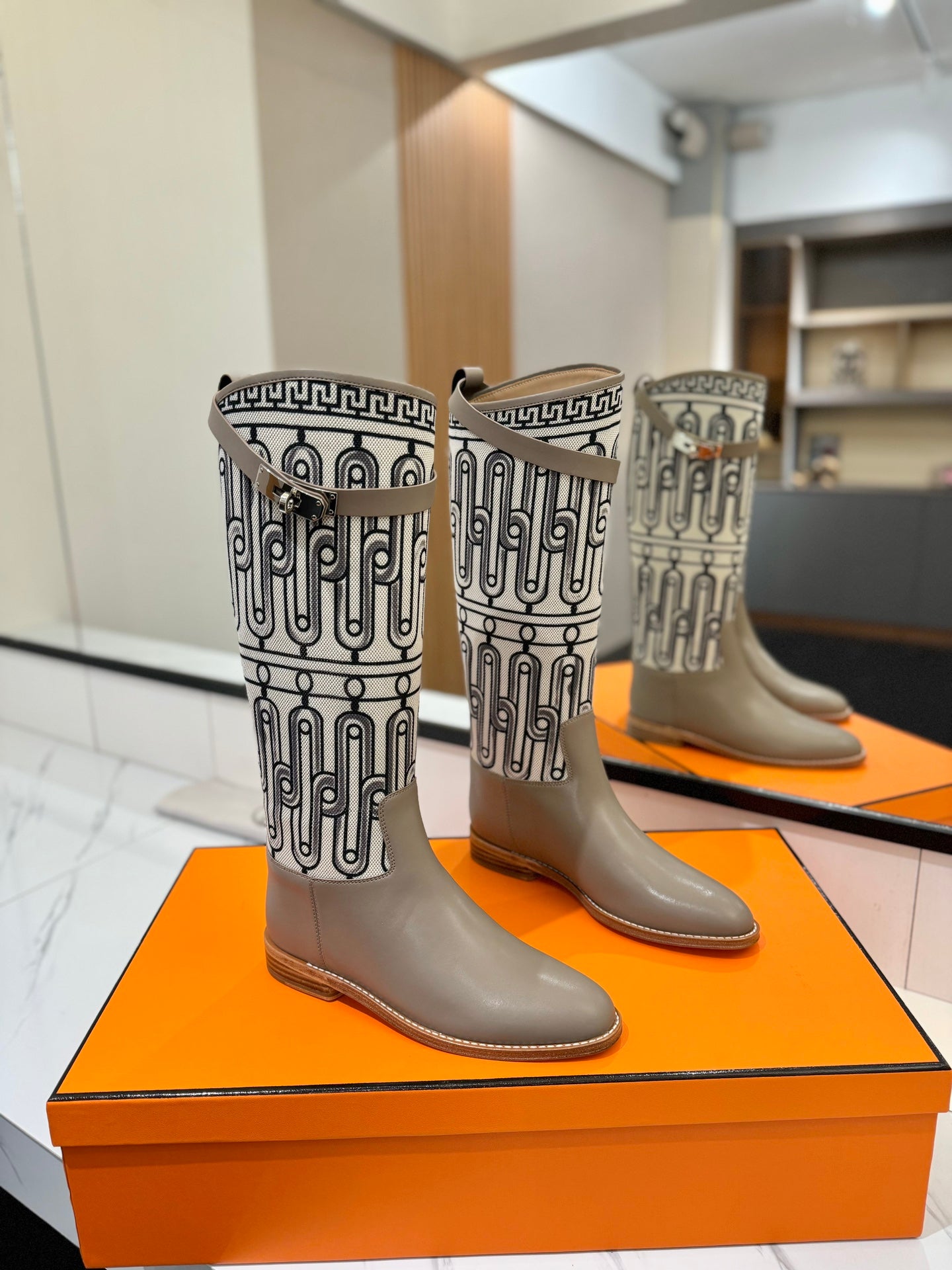JUMPING BOOT 2 CM IN PASTEL GRAY CALFSKIN AND BLACK MIX WHITE FABRIC - 34