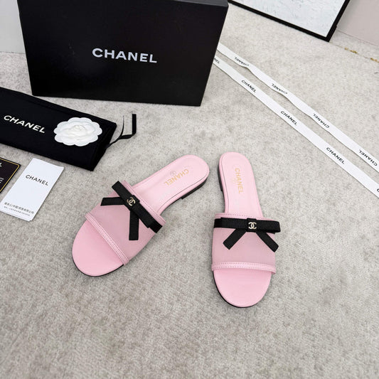 БОСОНІЖКИ CHANEL 26S СЛАЙДИ РОЖЕВИЙ МЕРЕЖИВО ТА ТЕЛЯЧА ШКІРА З ЧОРНОЮ СТРІЧКОЮ