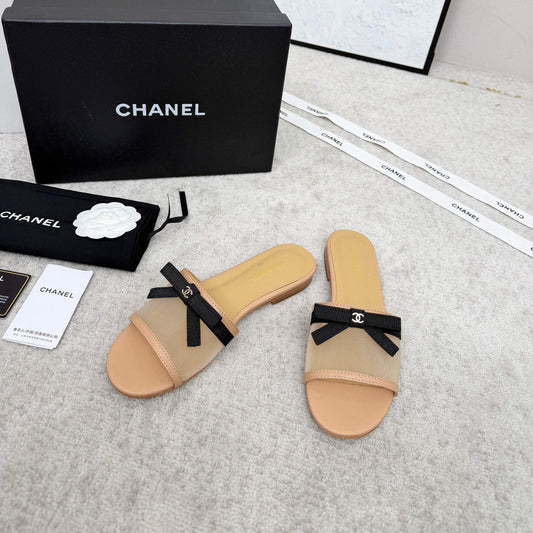 ШЛЬОПАНЦІ CHANEL 26S З БЕЖЕВОЇ СІТКИ ТА ШКІРИ ТЕЛЯТИ З ЧОРНОЮ СТРІЧКОЮ