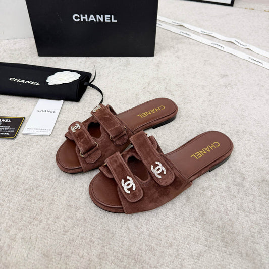 Шльопанці CHANEL 26S З ДВОЙНИМ РЕМІНЦЕМ З КОРИЧНЕВОЇ ЗАМШІ ТА ТЕЛЯЧОЇ ШКІРИ
