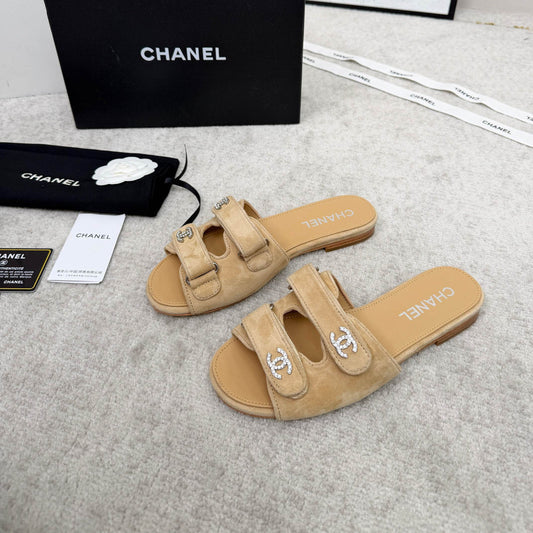 САНДАЛІ CHANEL 26S З ПОДВІЙНИМИ РЕМІНЦЯМИ З БЕЖЕВОЇ ЗАМШІ ТА ТЕЛЯЧОЇ ШКІРИ