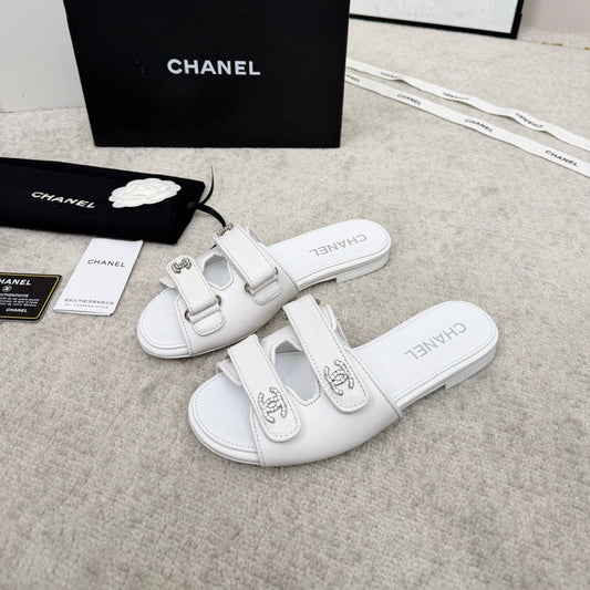 ШЛЬОПАНЦІ CHANEL 26S З ДВОЙНИМИ РЕМІНЦЯМИ З БІЛОЇ ТЕЛЯЧОЇ ШКІРИ