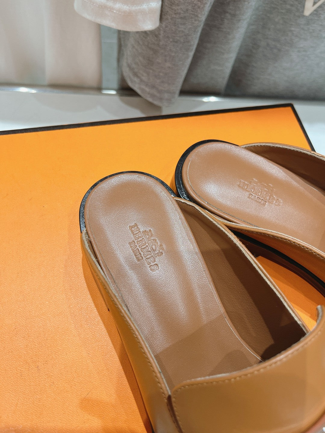 IOTA MULE CARAMEL CALFSKIN - 35